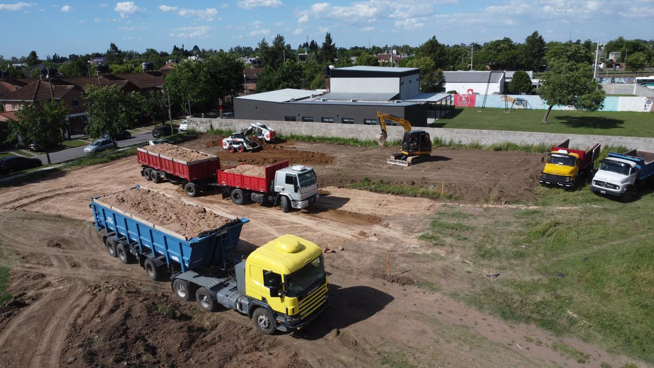 Vista aérea de un predio nivelado por Todo Vial con camiones y excavadora trabajando