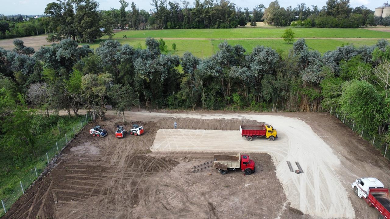 Vista aérea de un terreno nivelado y compactado con camiones y minicargadoras de Todo Vial
