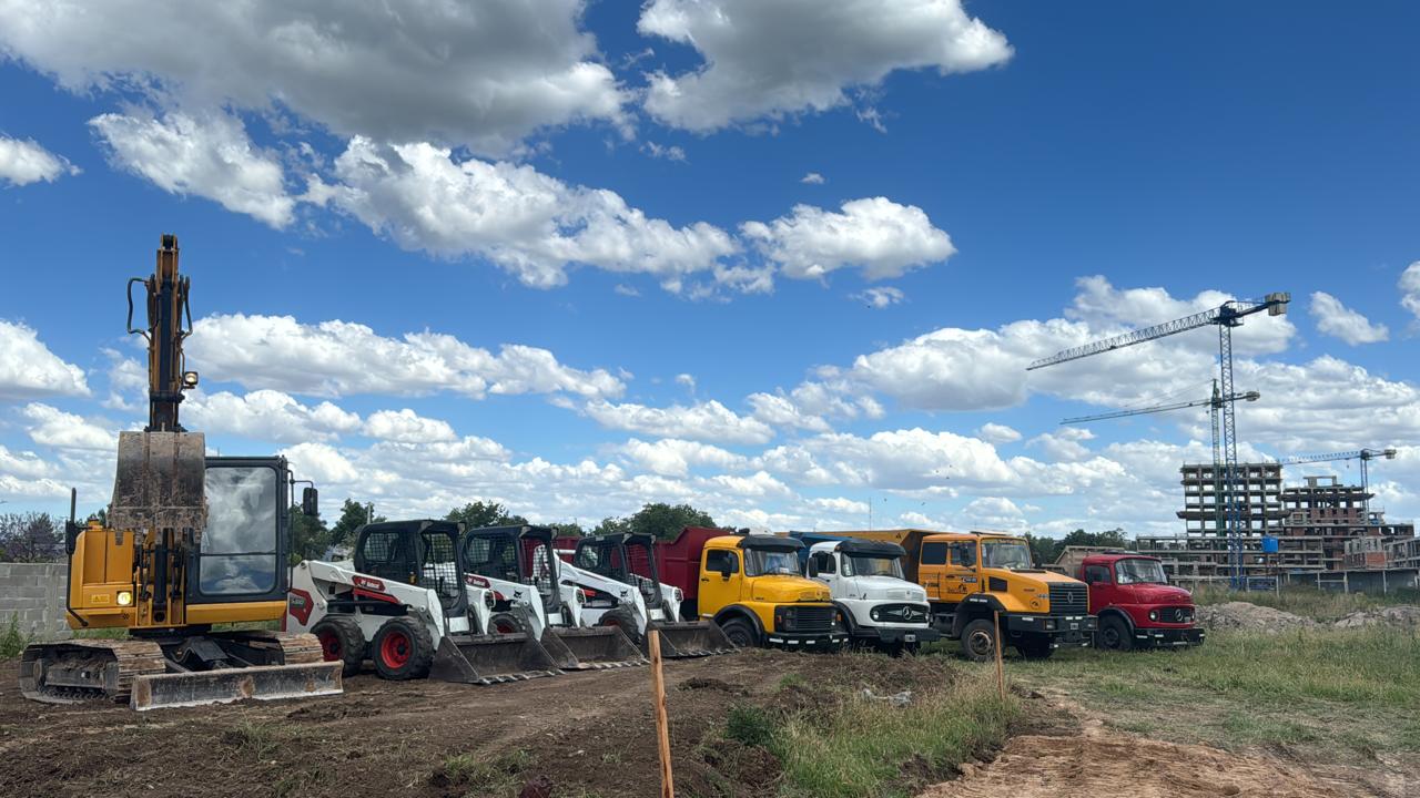 Flota de camiones, minicargadoras y excavadora de Todo Vial en una obra